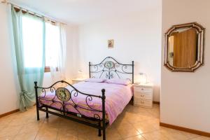 a bedroom with a bed and a mirror in a room at Agriturismo Ca' Baccan in Cavallino-Treporti