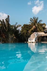 湄南的住宿－露露別墅酒店，游泳池的白色水滑梯