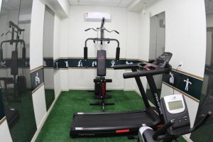 a gym with a treadmill and a bike at Hotel Maestro Express in Francisco Beltrão