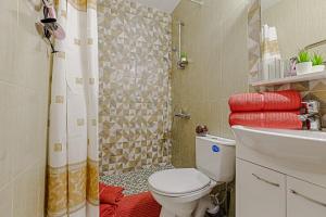 a bathroom with a toilet and a sink and a shower at Чисто и уютно как дома. Апартаменты в Одинцово in Odintsovo