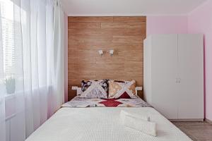 a bedroom with a bed with a wooden wall at Чисто и уютно как дома. Апартаменты в Одинцово in Odintsovo