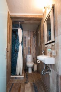 La salle de bains est pourvue de toilettes et d'un lavabo. dans l'établissement Captain Elias Studios 2, à Karpathos