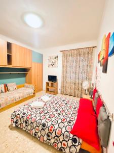 um quarto com uma cama grande e um cobertor vermelho em Roma IceCream Apartment em Roma