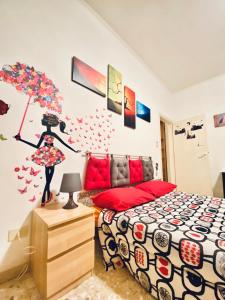 een slaapkamer met een bed en een vrouw met een paraplu bij Roma IceCream Apartment in Rome