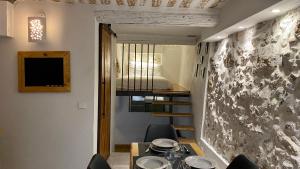 Zimmer mit einem Tisch, Stühlen und einem Bett in der Unterkunft Charmant studio vieil Antibes in Antibes