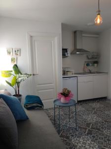 een woonkamer met een bank en een tafel voor de keuken bij La casita de Evita in Setenil