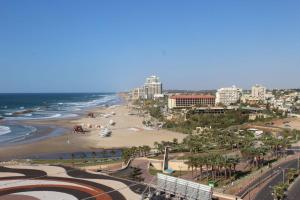 widok na plażę z budynkami i ocean w obiekcie Business Class Marina Herzliya w mieście Herzliya