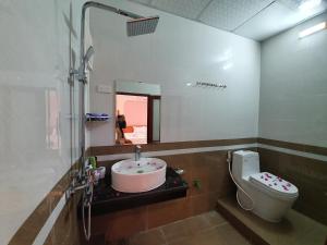 A bathroom at Quang Quang Garden Bonsai Homestay