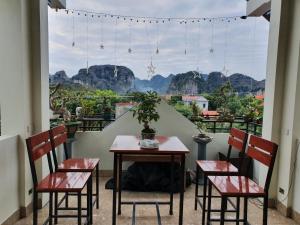 A restaurant or other place to eat at Quang Quang Garden Bonsai Homestay
