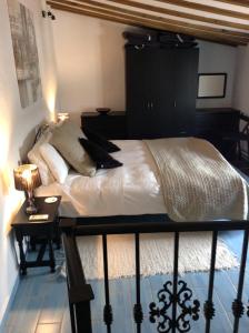 Un pat sau paturi într-o cameră la Kayenne holiday rentals