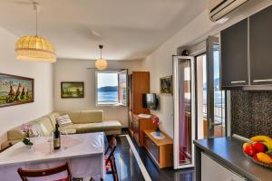 a room with a kitchen and a living room at Apartmani Luka - Vila Brzulovic in Rafailovici