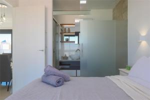Postel nebo postele na pokoji v ubytování Luxury Appartement Alicante Los Arenales Del Sol, Near Beach, Large Solarium, Full Equipement + 17 fotografií
