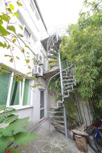una escalera de caracol en el lateral de un edificio en Volna Hotel, en Alushta