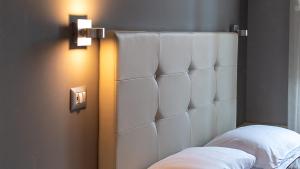 Postel nebo postele na pokoji v ubytování Borghese Executive Suite