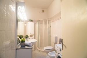 een badkamer met een toilet, een wastafel en een douche bij CasaMisa Ca' Amaranta in Venetië