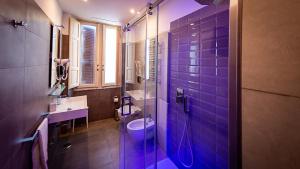 Koupelna v ubytování Borghese Executive Suite + 37 fotografií