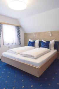 A bed or beds in a room at Chalet am See