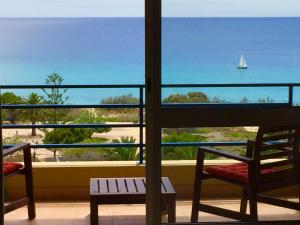 ein Balkon mit Blick auf das Meer und ein Segelboot in der Unterkunft Apartamento Bela Vista in Porto Santo