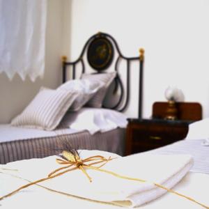 1 Schlafzimmer mit 2 Betten mit weißer Bettwäsche und einer Uhr in der Unterkunft B&B Cose Belle in Capurso