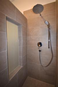 uma casa de banho com uma cabeça de chuveiro em Connie's Apartments em Heidelberg