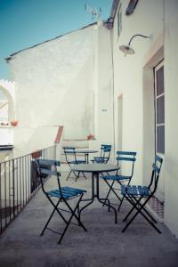 eine Terrasse mit einem Tisch und Stühlen auf dem Balkon in der Unterkunft Hostel Portalegre in Portalegre