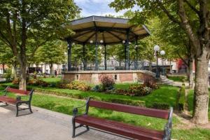 einen Park mit zwei Parkbänken und einem Pavillon in der Unterkunft PIED A TERRE DE CHARME in Albi