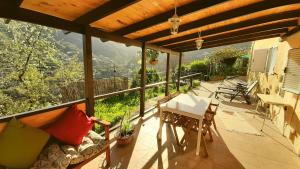 um pátio com uma mesa e um sofá na varanda em Villa el Manantial em Vega de San Mateo