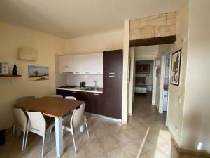 een keuken en eetkamer met een tafel en stoelen bij Apartment Tropical in Santa Maria