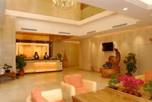 Kai Du Hotel في تشونغلي: لوبي فندق فيه مكتب استقبال