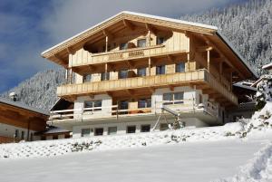 アルプバッハにあるHaus Fernwaldの雪中の大きな木造建築