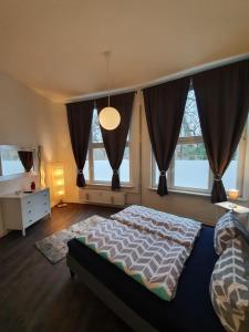 - une chambre avec un lit et une grande fenêtre dans l'établissement Little Casablanca, à Quedlinbourg