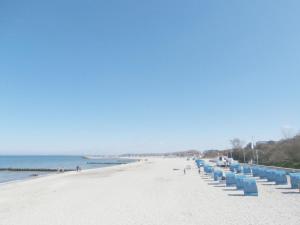 キュールングスボルンにあるPetite Fleur Ostseebad Kuehlungsborn-Ost!の白浜の青いビーチチェアの列