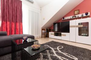 Televízia a/alebo spoločenská miestnosť v ubytovaní Apartman Monika