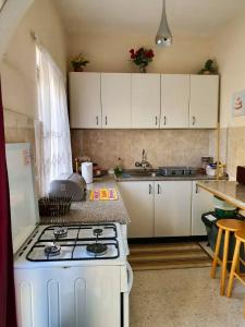 una cucina con piano cottura e piano di lavoro di Kennedy Court - PRIME LOCATION - Bus Terminus a San Pawl il-Baħar