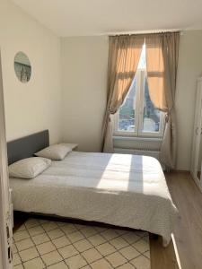 Un dormitorio con una cama grande y una ventana en Charming Europarlament Resedence, en Bruselas