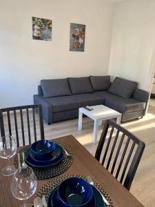 ein Wohnzimmer mit einem Tisch und einem Sofa in der Unterkunft Charming Europarlament Resedence in Brüssel