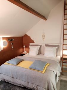 1 dormitorio con 1 cama grande con almohadas blancas en BC bed en comfort en Bilzen