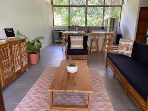 ein Wohnzimmer mit einem Tisch und einem Sofa in der Unterkunft Scarlet House in Carate