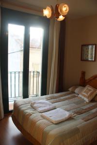 Postel nebo postele na pokoji v ubytování Hostal Maury