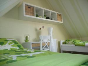 een slaapkamer met een bed, een tafel en een stoel bij Ferienwohnung Seeanemone I in Graal-Müritz