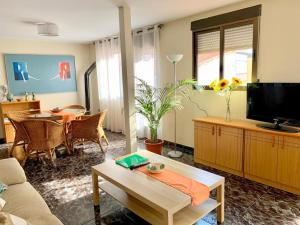ein Wohnzimmer mit einem Sofa und einem Tisch in der Unterkunft Apartamento diáfano y luminoso en Onil in Onil