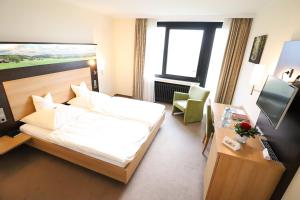 Postel nebo postele na pokoji v ubytování Hotel Wiehen-Therme