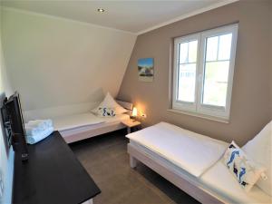 two beds in a room with a window at Küstentraum in Rerik