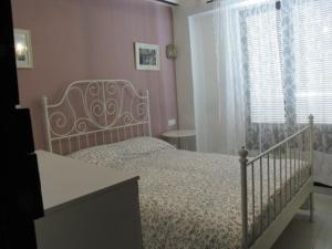 een slaapkamer met een bed en een raam bij Casa El Minarete in Huéscar