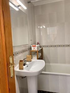 a bathroom with a sink and a mirror and a tub at Apartamento diáfano y luminoso en Onil in Onil