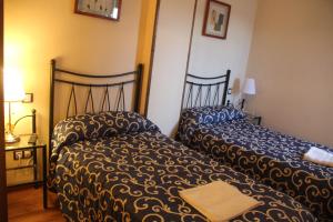 Postel nebo postele na pokoji v ubytování Hostal Maury