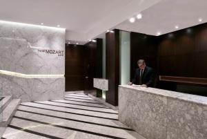 De lobby of receptie bij Hotel Mozart