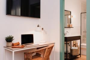 a kitchen with a stove, microwave, sink, and refrigerator at Lindala in Valencia