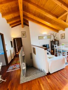 ein Wohnzimmer mit einem weißen Sofa und einem Tisch in der Unterkunft Il nido della cicogna in Certosa di Pavia
