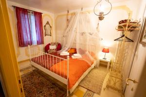 威尼斯的住宿－瓦倫蒂娜之家公寓，一间卧室配有一张带蚊帐的床